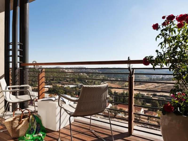 Дом для отпуска Домик в фруктовом саду Kiryat Anavim Экстерьер фото A balcony