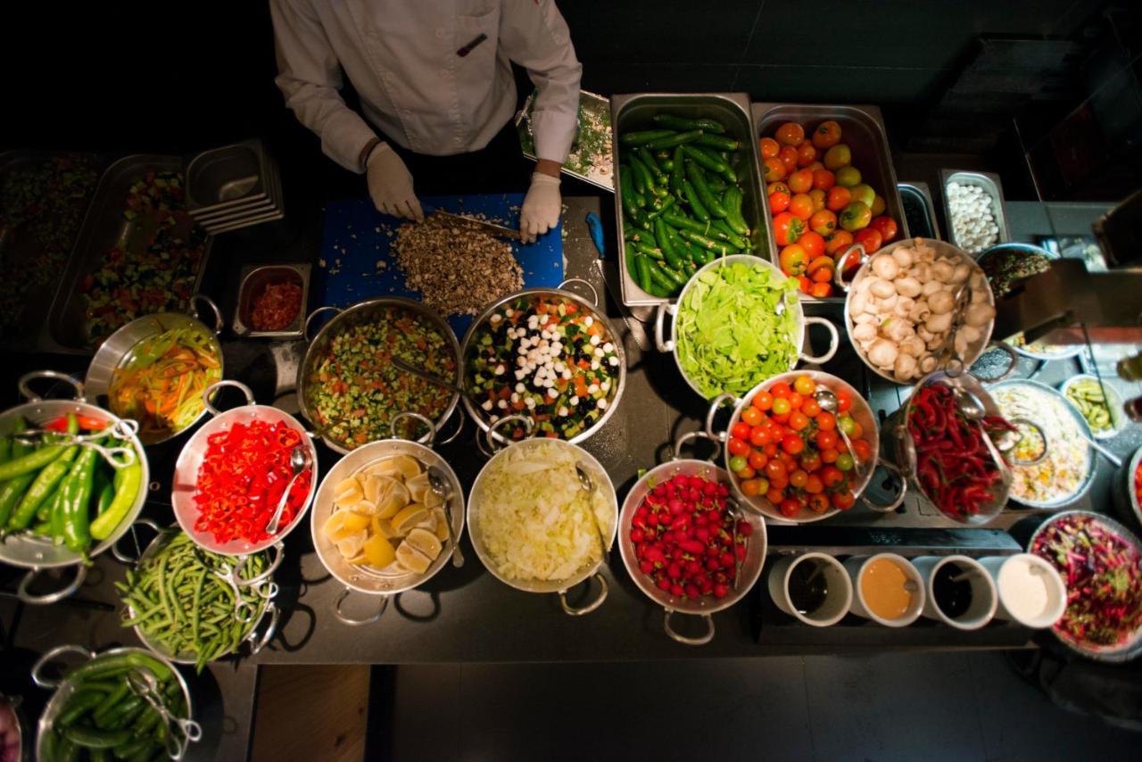 Дом для отпуска Домик в фруктовом саду Kiryat Anavim Экстерьер фото A chef preparing ingredients for a meal