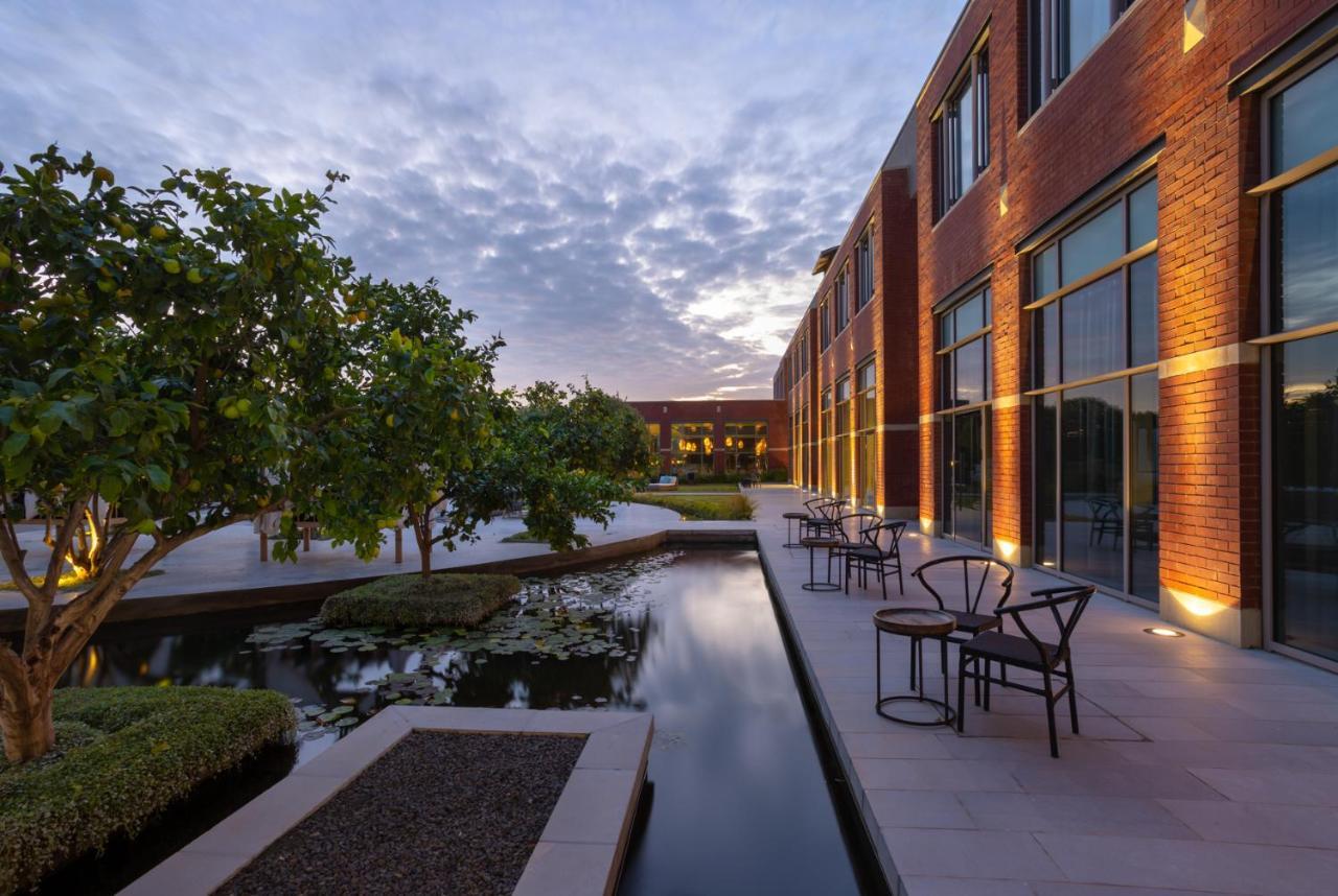 Дом для отпуска Домик в фруктовом саду Kiryat Anavim Экстерьер фото The courtyard at the Center for BrainHealth